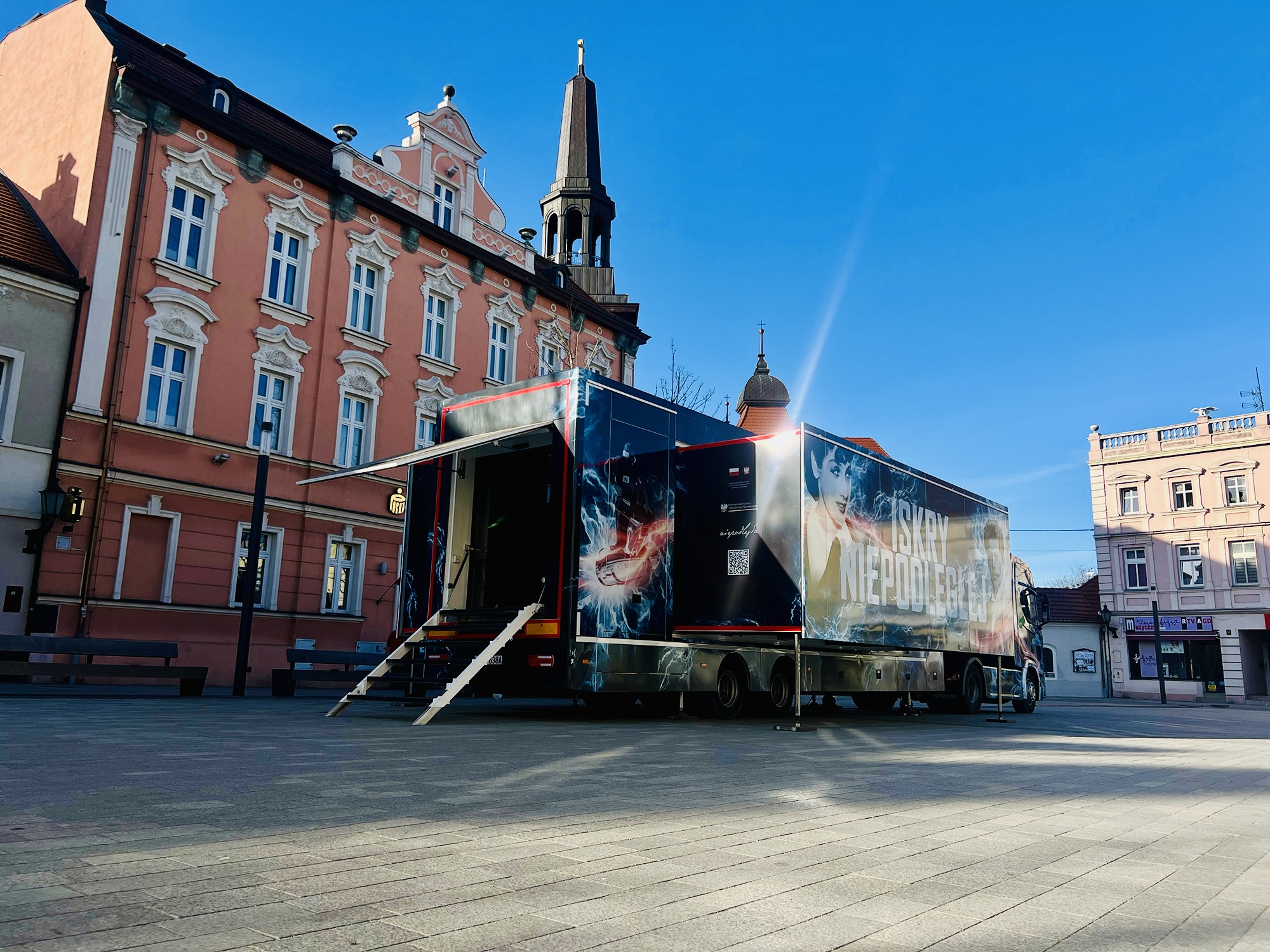 pojazd Iskry Niepodległej rozstawiony na Rynku w Jarocinie - Autor Bartek Sroka